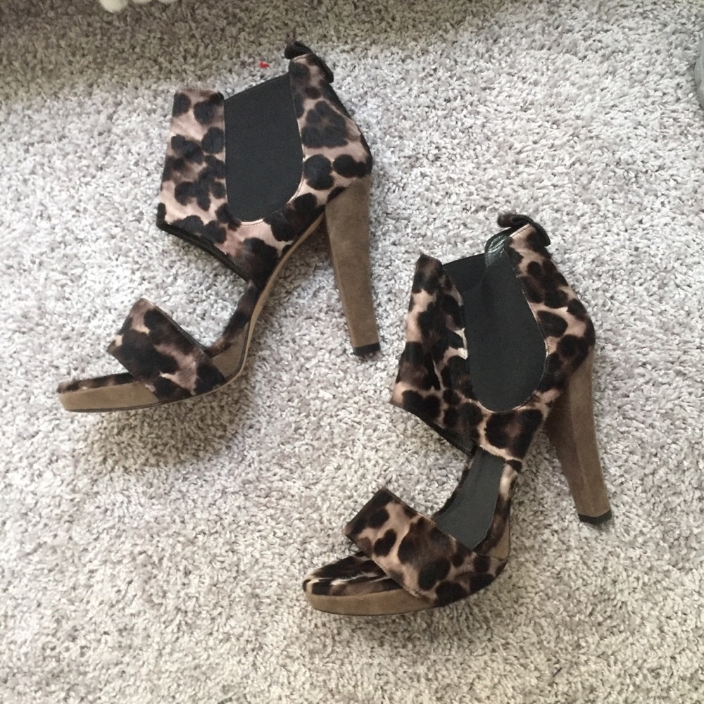 NWOT Stuart Weitzman calf’s hair heels size 10